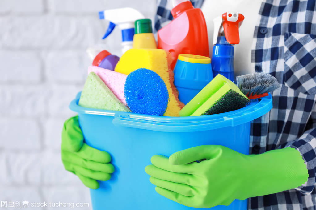 現代生活中的多面手 在磚墻背景下的清潔與美發日常